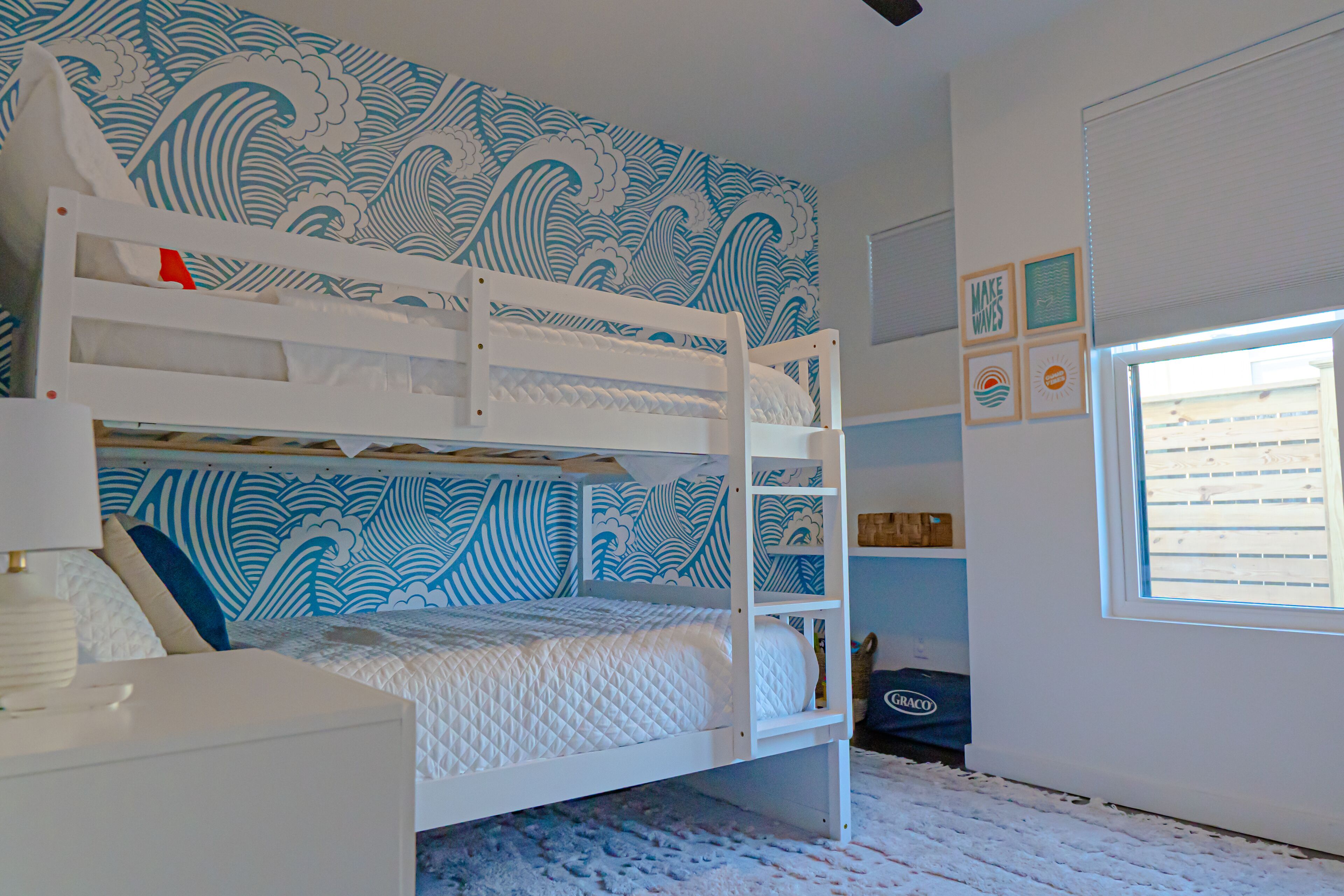 New, Modern, Pristine! Walk 2 Beach, Outdoor Shower, Family Friendly, Balcony