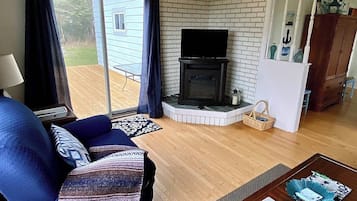 Televisie, een open haard en een kantoor