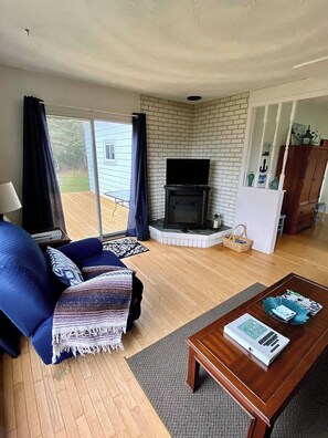 TV, fireplace, offices