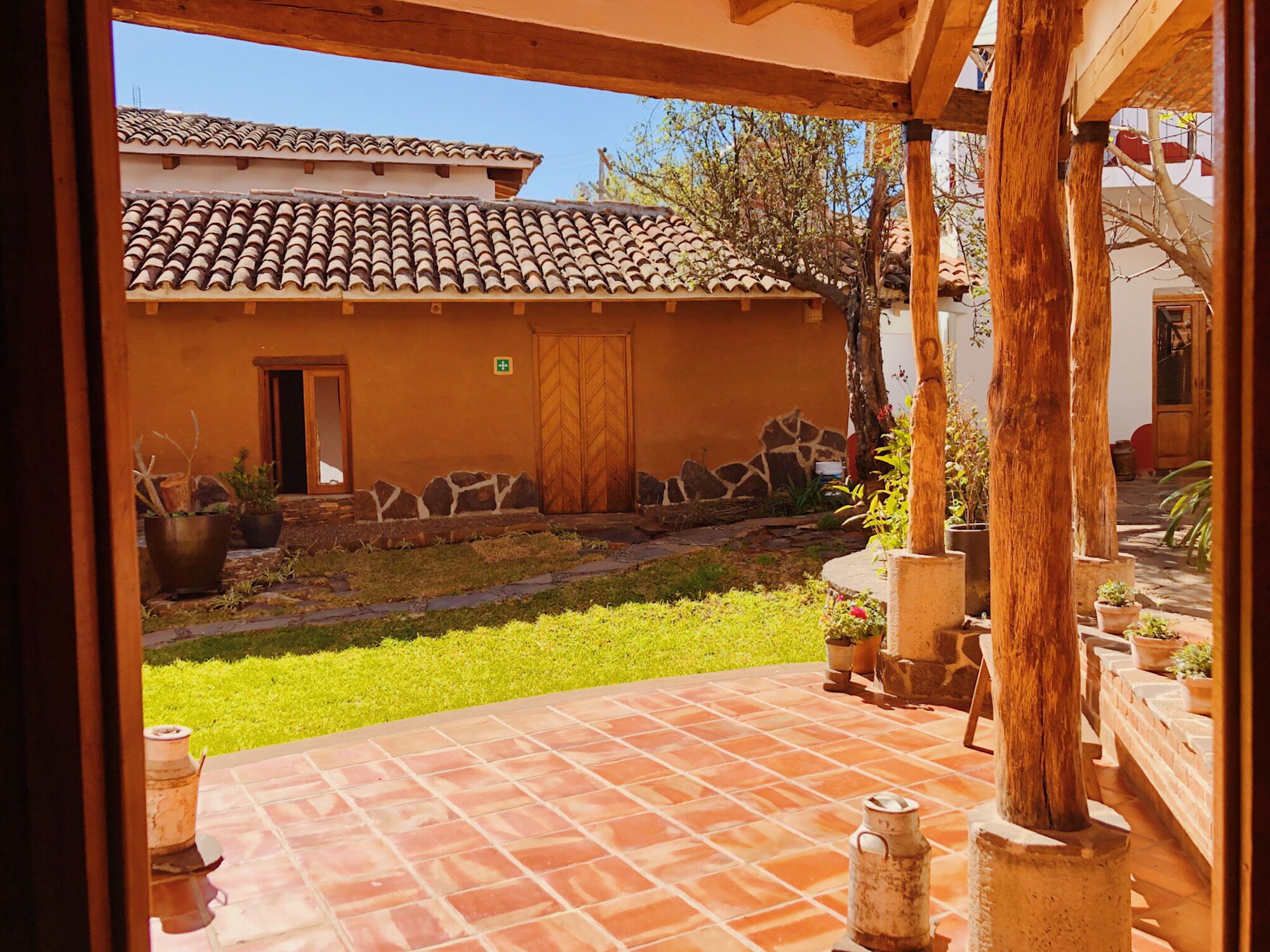 Habitación cuádruple Deluxe, 2 camas matrimoniales, vista al jardín, planta baja | Ropa de cama de alta calidad, edredón y camas con efecto memoria 