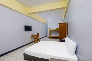 Family Room | Desk, free WiFi, bed sheets