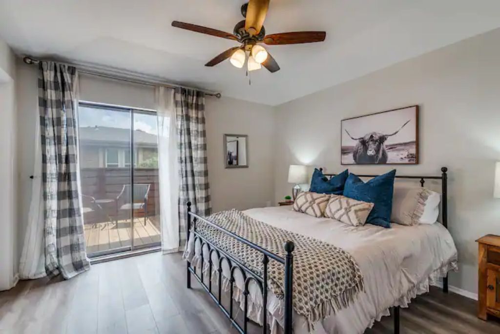 Texas 2 Step Townhome - 2br, 2ba, 2 car garage