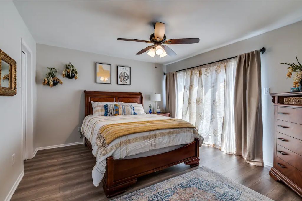 Texas 2 Step Townhome - 2br, 2ba, 2 car garage