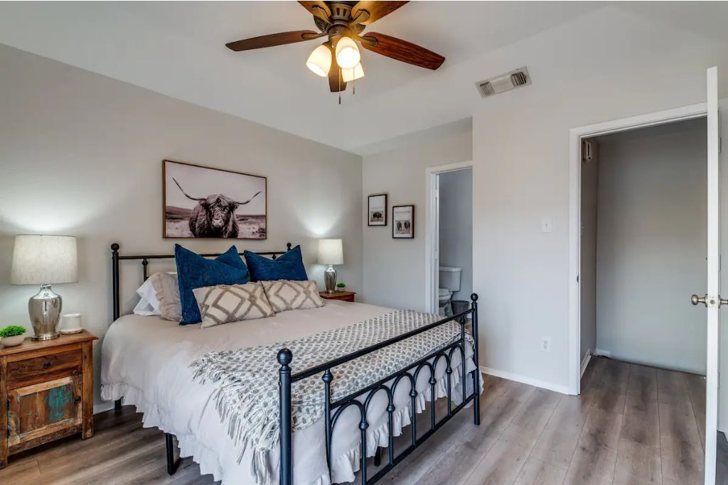 Texas 2 Step Townhome - 2br, 2ba, 2 car garage