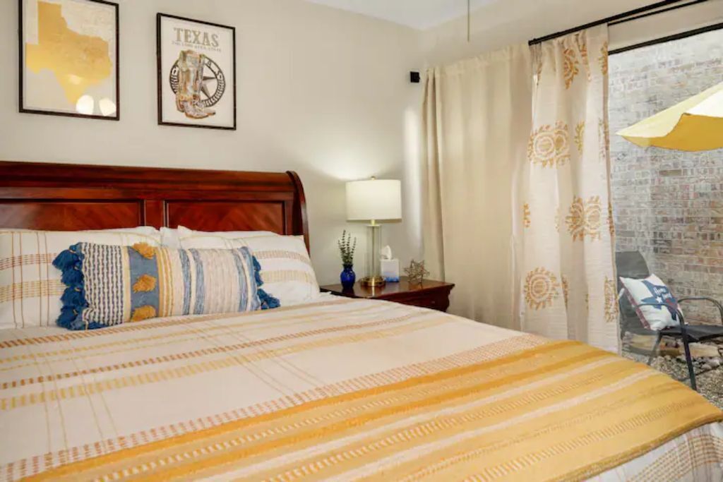 Texas 2 Step Townhome - 2br, 2ba, 2 car garage