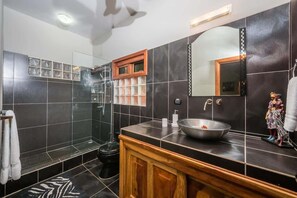 Shower, hair dryer, towels, shampoo - Casa Sueños-Beautiful Beachfront House (Potrero)