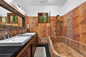 Shower, hair dryer, towels, shampoo - Casa Sueños-Beautiful Beachfront House (Potrero)