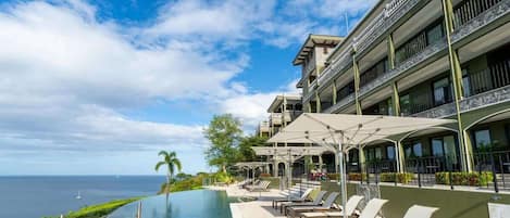 Piscine à débordement