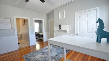 Apartemen Basic, 3 kamar tidur | Area keluarga | Televisi layar datar 30-inci dengan saluran TV kabel dan TV