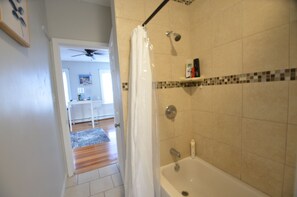 Apartemen Basic, 3 kamar tidur | Kamar mandi | Kombinasi shower/bathtub, pancuran hujan, handuk, dan tisu toilet