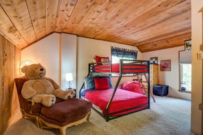 4 bedrooms, desk, iron/ironing board, travel cot - Cozy 4 bedroom Cabin with Hot Tub & EV charger in Blue Lake Springs (Arnold)