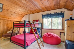 4 habitaciones, escritorio y tabla de planchar con plancha