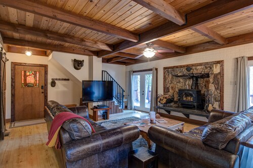 Cozy 4 bedroom Cabin with Hot Tub & EV charger in Blue Lake Springs