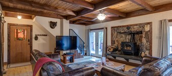 Cozy 4 bedroom Cabin with Hot Tub & EV charger in Blue Lake Springs