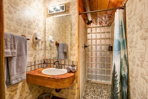 Combined shower/tub, eco-friendly toiletries, hair dryer, bidet