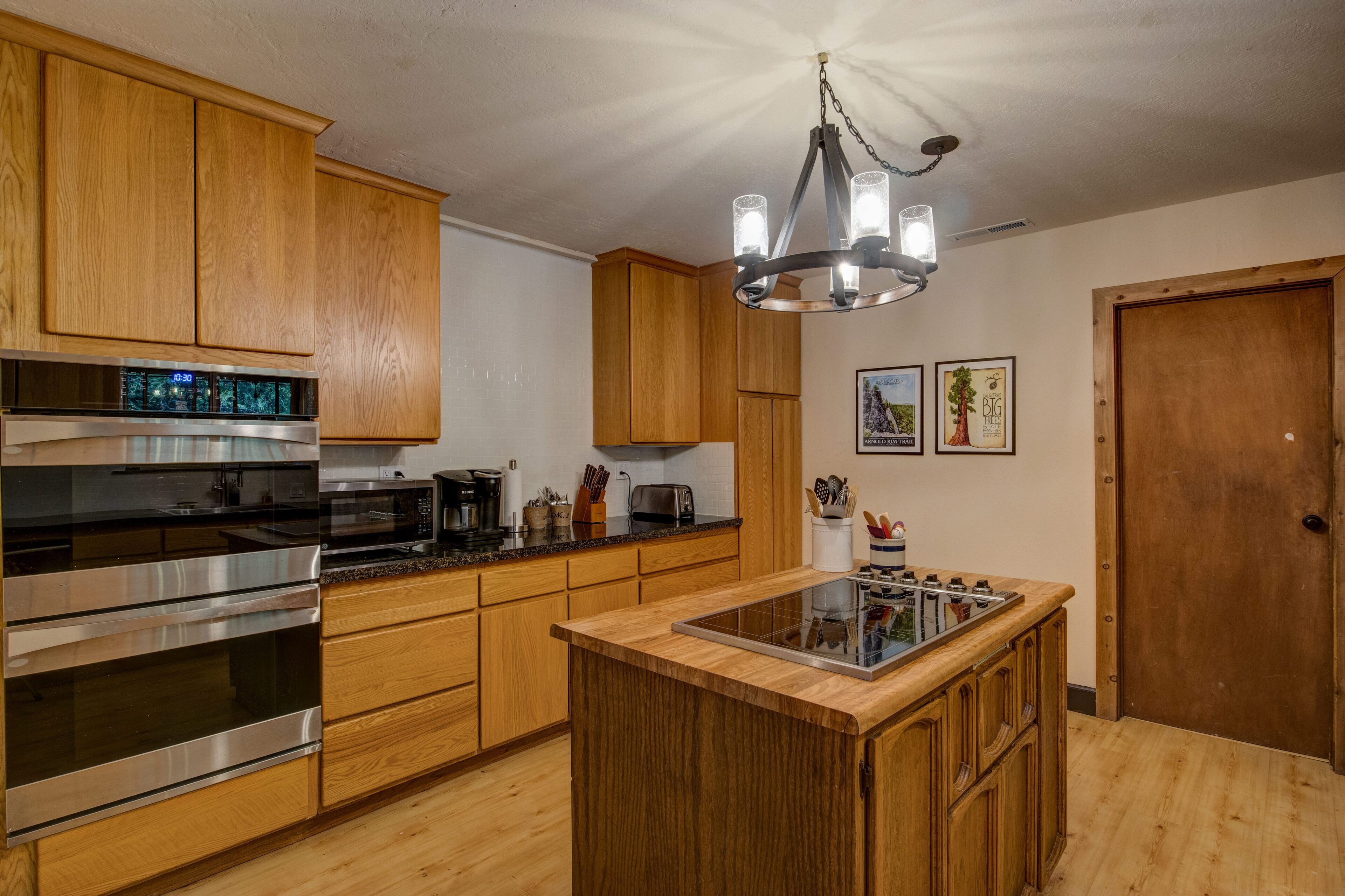 Cozy 4 bedroom Cabin with Hot Tub and BLS & Sequoia Woods access