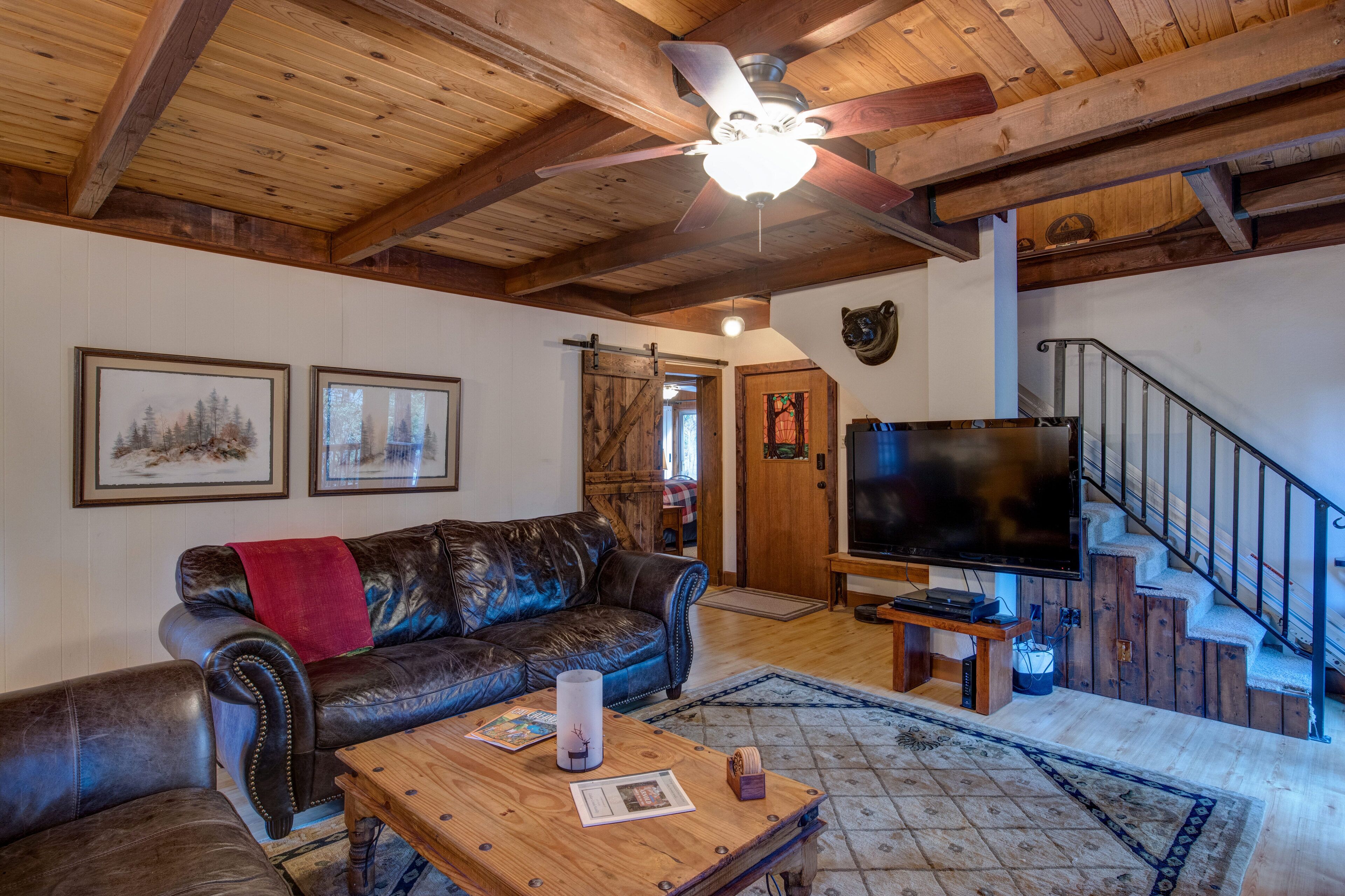 Cozy 4 bedroom Cabin with Hot Tub and BLS & Sequoia Woods access