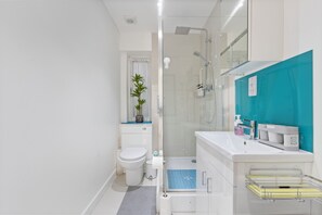 Shower, hair dryer, towels, soap - Spacious Studio London - 4 min to Tube, near Kensington (London)