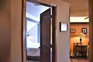 2 camere, una scrivania, ferro/asse da stiro, culla da viaggio