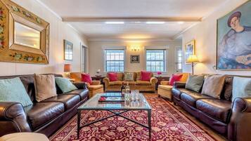 Télévision, cheminée, lecteur de DVD, table de tennis de table