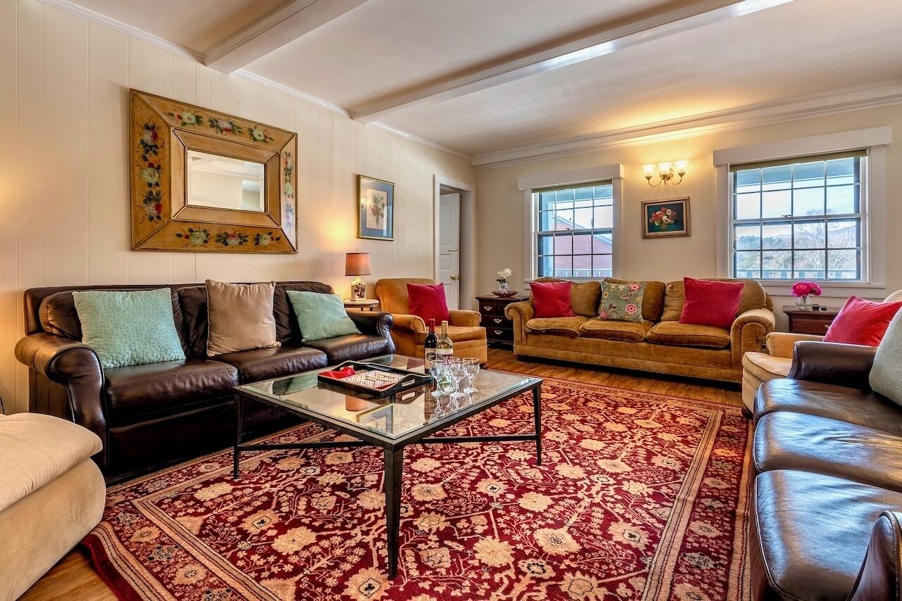 Televisor, llar de foc, reproductor de DVD i taula de tennis de taula 