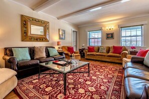 TV, peis, DVD-spiller og bordtennis