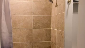 Standard Studio, Non Smoking (1 Sleeper Sofa or 2 Murphy Bunk Beds) | Bathroom | Combined shower/bathtub, towels