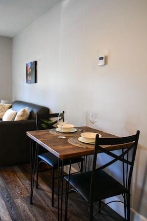 Estudio estándar, para no fumadores (1 Sleeper Sofa or 2 Murphy Bunk Beds) | Cocina privada | Frigobar, microondas y utensilios de cocina