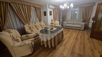 Een smart-tv en een tafeltennistafel