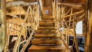 Eine Holztreppe mit rustikalem Design, umgeben von natürlichen Holzbalken.