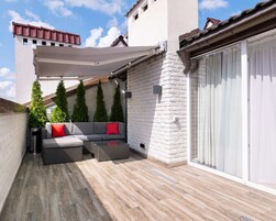 Superior Room, 1 King Bed, Terrace, City View | Lanai