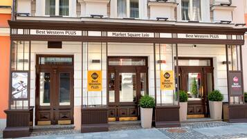 Un edificio con dos entradas identificadas como "Best Western PLUS" y "Market Square Lviv".