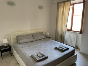 1 camera, una scrivania, Wi-Fi, lenzuola