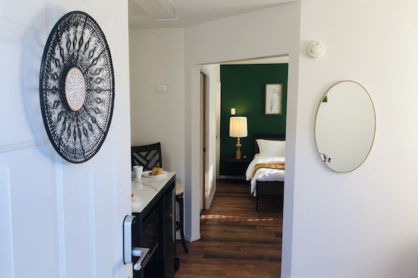 1 dormitori, escriptori, planxa i posts de planxar i wifi gratuïta