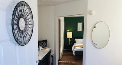 Luxury Guest Suite - Close to lake, beach, and DTs