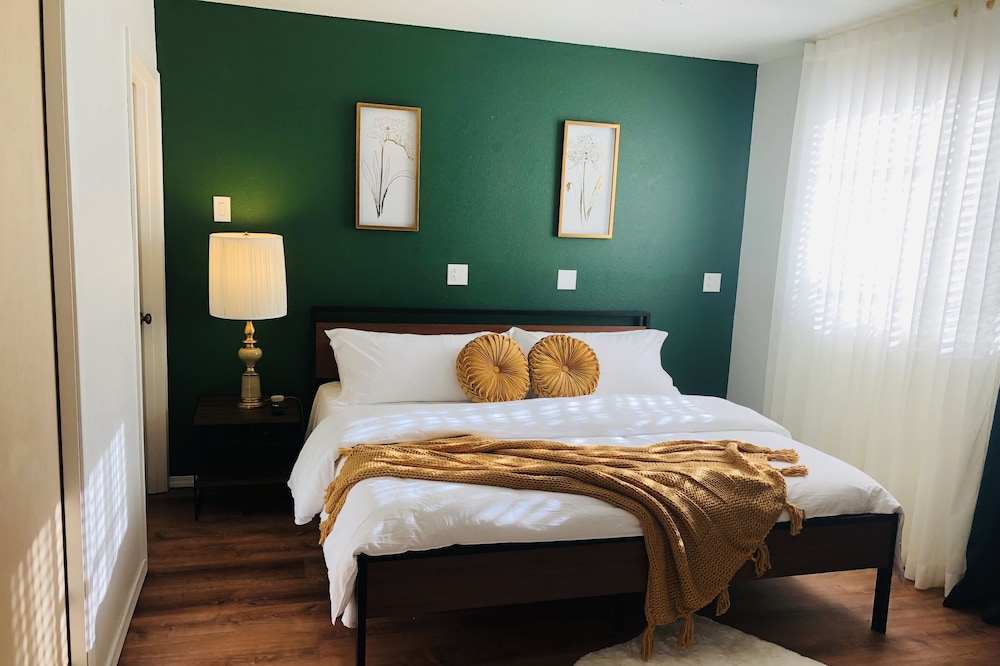 Luxury Guest Suite - Close to lake, beach, and DTs