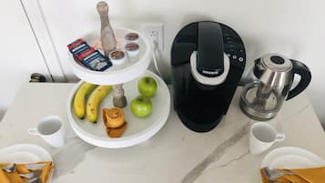 Micro-ondes, cafetiÚre/bouilloire, bouilloire électrique