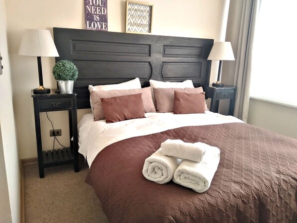 2 habitaciones, tabla de planchar con plancha, wifi y ropa de cama 