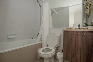 Shower, hair dryer, towels, soap - A3 the perfect spot up to 5 subway front door (Santiago)