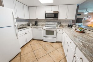 Condo, 3 Bedrooms, Balcony, Beachfront (7D) | Private kitchen | Full-size fridge, microwave, oven, stovetop - Castaways by ALBVR (Gulf Shores)