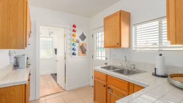 Coffee/tea maker, fridge, microwave, oven