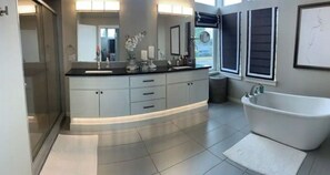 Combined shower/bathtub, hair dryer, towels, soap