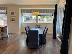 Dining - Modern home in downtown Sumner, WA, 34 mi from Lumen Field (Sumner)