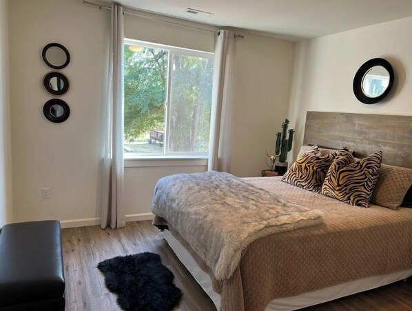 4 bedrooms, desk, WiFi, bed sheets