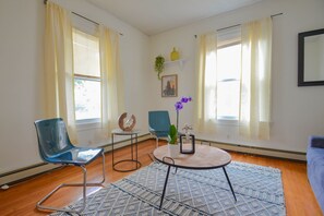 Departamento básico, 2 habitaciones | Área de sala de estar