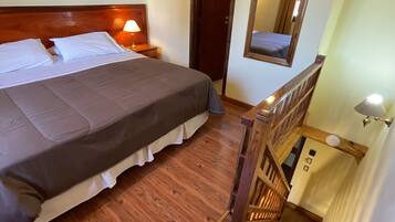 1 habitación, caja de seguridad en la habitación y escritorio