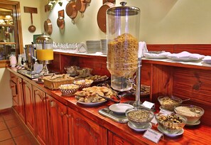 Free daily buffet breakfast - Hotel Sirenuse (Mar del Plata)