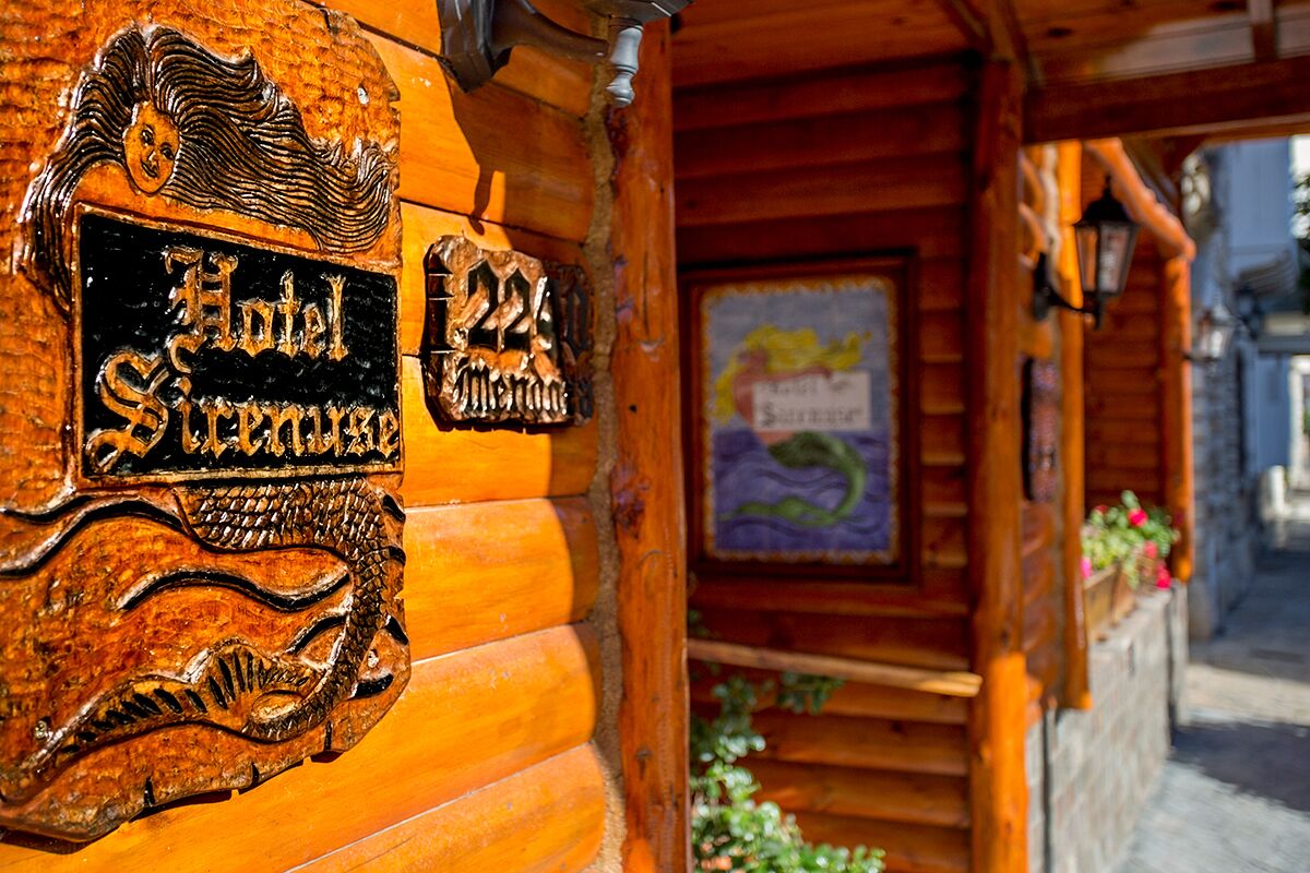 Un edificio de madera con un letrero que dice 'Hotel Strasse 22/24'.