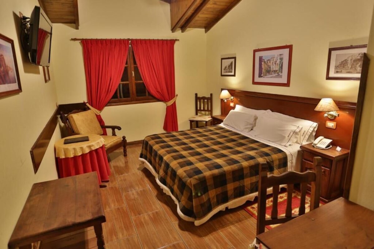 In-room safe, desk, WiFi (free), bed sheets