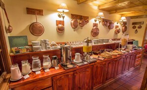 Free daily buffet breakfast - Hotel Sirenuse (Mar del Plata)